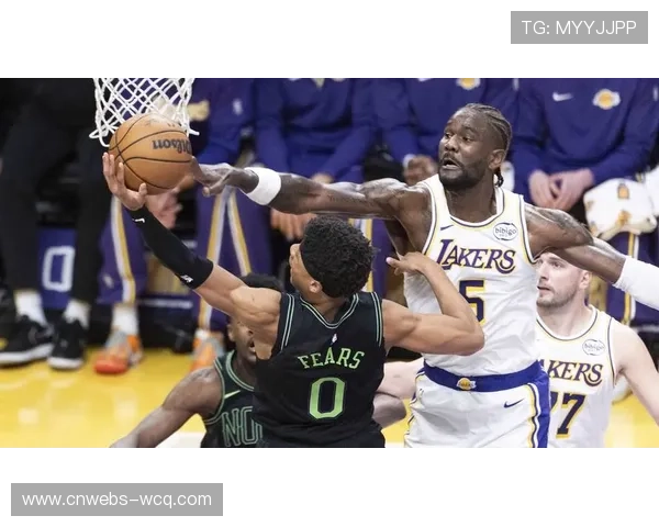 湖人三连胜靠中场调整，无球跑动破解鹈鹕防守布阵